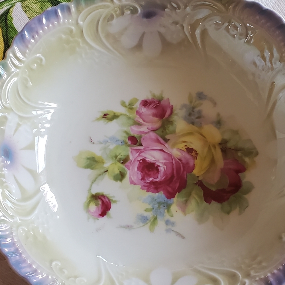 Vintage Serving Bowls. 1 big bowl, 2 small bowls.